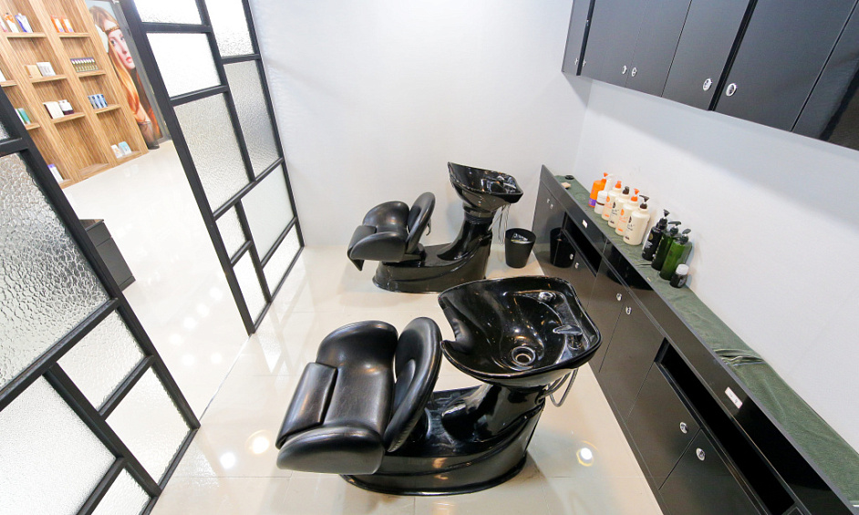 Ready-To-Operate Beauty Salon In Al Satwa For Sale 1